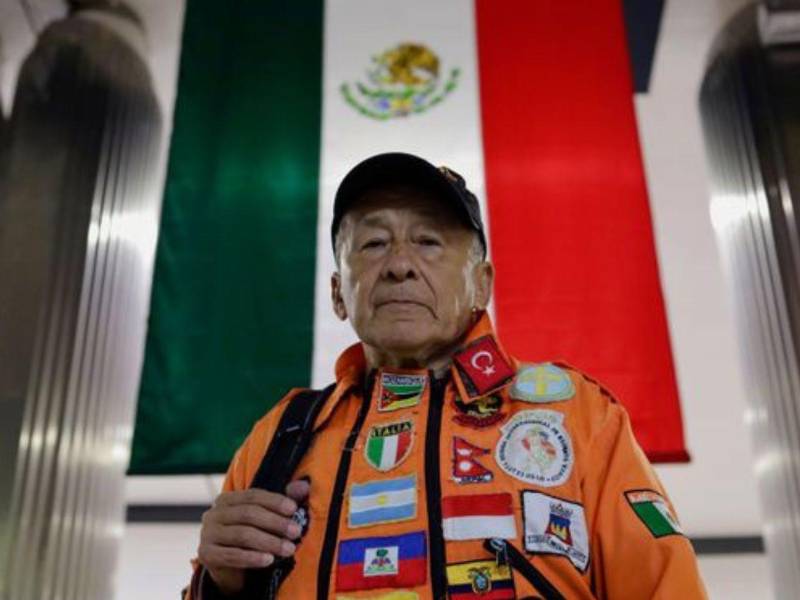 Héctor Méndez, rescatista mexicano de 80 años, asegura haber estado en los eventos más catastróficos de Venezuela en los últimos 30 años: el terremoto de Cariaco (1997), el deslave de Vargas (1999) y ahora se encuentra en Caracas, donde trabaja en la búsqueda de sobrevivientes tras el doble terremoto del miércoles que ha causado la muerte de al menos 1.430 personas.