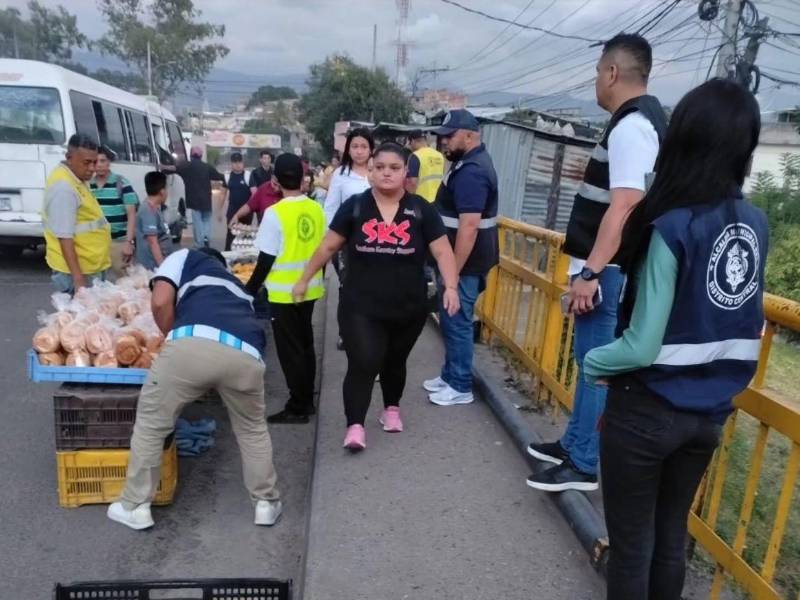 El despeje busca recuperar los espacios ocupados por las ventas y facilitar nuevamente el paso por los puentes, donde la presencia de comerciantes había generado dificultades para la movilidad.