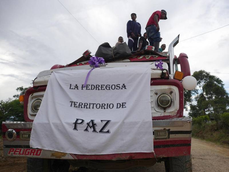 La comunidad, acongojada por la tragedia, atravesó caminos de tierra entre casas dispersas, mientras agitaban banderas y globos blancos en señal de respeto a la violencia.