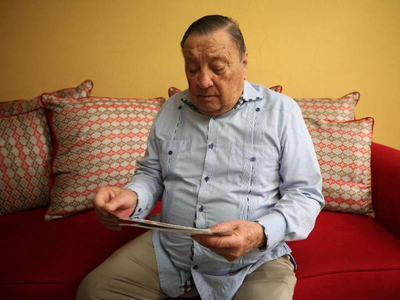 Don Augusto Aguilar sacó su álbum de fotografías para mostrar parte de su trayectoria académica y política. De niños dijo no tener ninguna.