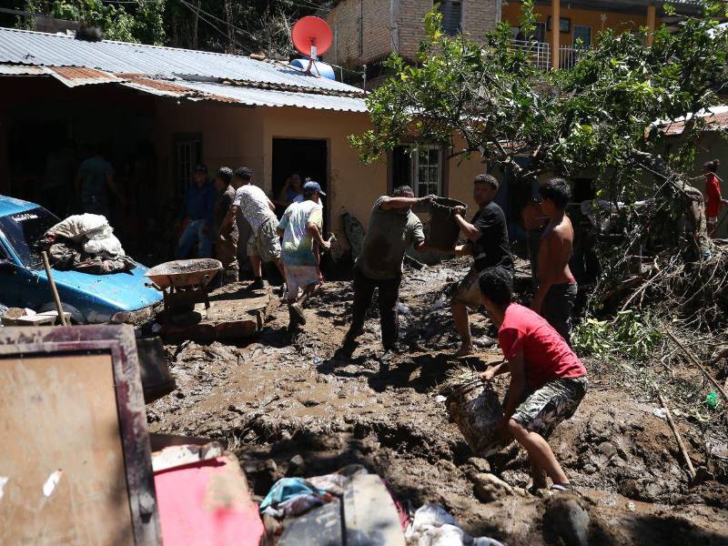 Decenas de familias limpiaban este viernes el lodo de sus viviendas, mientras piden alimentos, ropa y víveres para sobreponerse al desastre que cambió sus vidas en minutos.