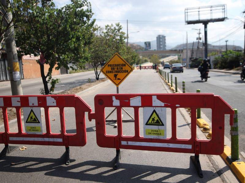 El acceso al puente Juan Manuel Gálvez está bloqueado con vayas reflectantes.