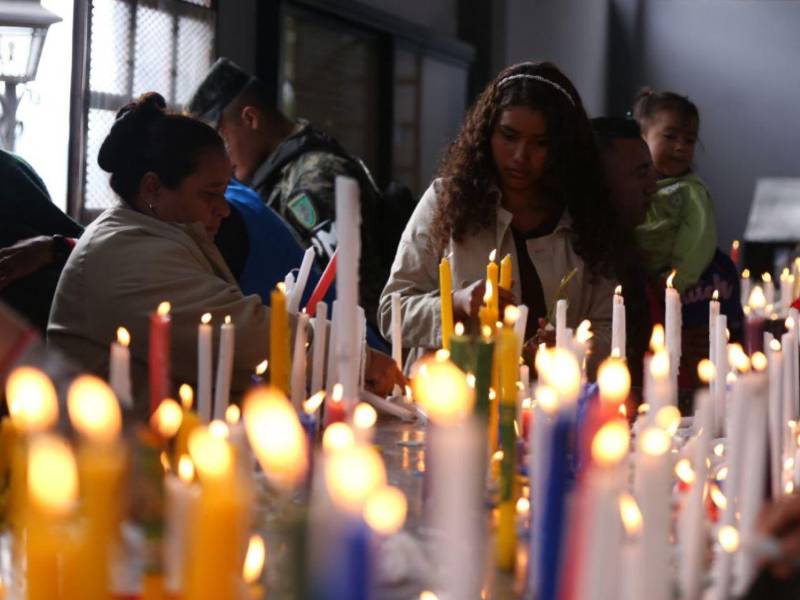 Familias enteras y creyentes de comunidades lejanas acuden a la capilla velera como un espacio íntimo para pedir y agradecer favores recibidos.