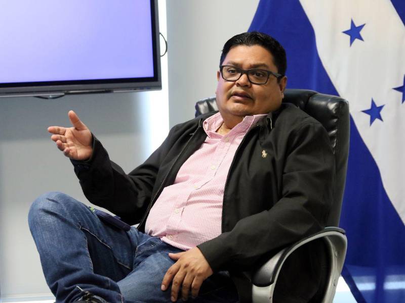 El director del Fondo Hondureño de Inversión Social, René Arturo Martínez informó que la institución está al servicio de las comunidades con proyectos de mejoras en centros escolares, obras de agua potable, saneamiento y caminos en zonas rurales del país.