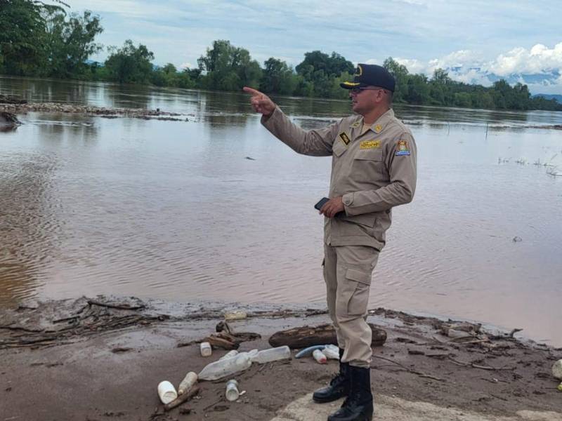 Equipos del Cuerpo de Bomberos realizaron la inspección en los bordos del río Ulúa a inmediaciones de los excampos bananeros en El Progreso, Yoro.
