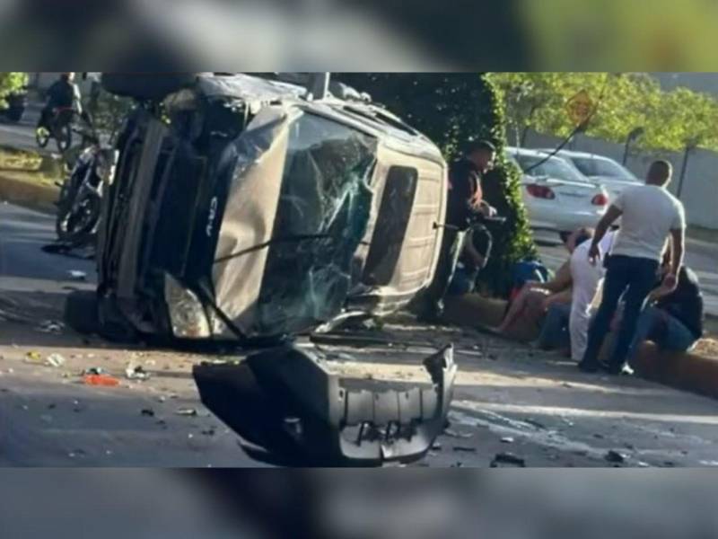 El vehículo quedó en medio de la calle en el bulevar Fuerzas Armadas.