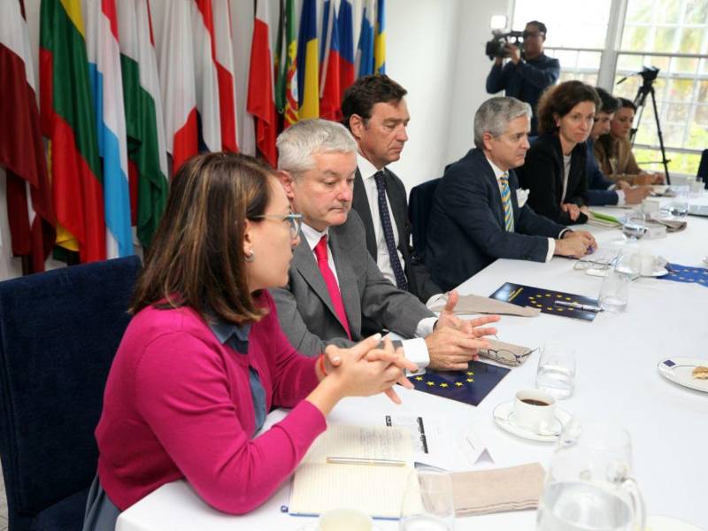 Estuvieron en la cita: El embajador de la Unión Europea, Gonzalo Fournier Conde; la embajadora de Alemania, Daniela Vogl; el embajador de España, Diego Nuño García; el embajador de Francia, Cédric Prieto; el Encargado de Negocios de la UE, Mickaël Roudaut, la Jefa de la Cooperación de la UE, Cristina Marín; y la Encargada de Prensa y Diplomacia Pública, Ana Moncada.