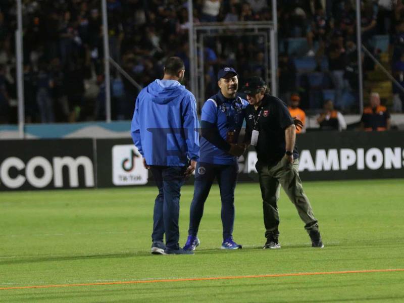 Javier López y el Machillo Ramírez se saludaron en el descanso.