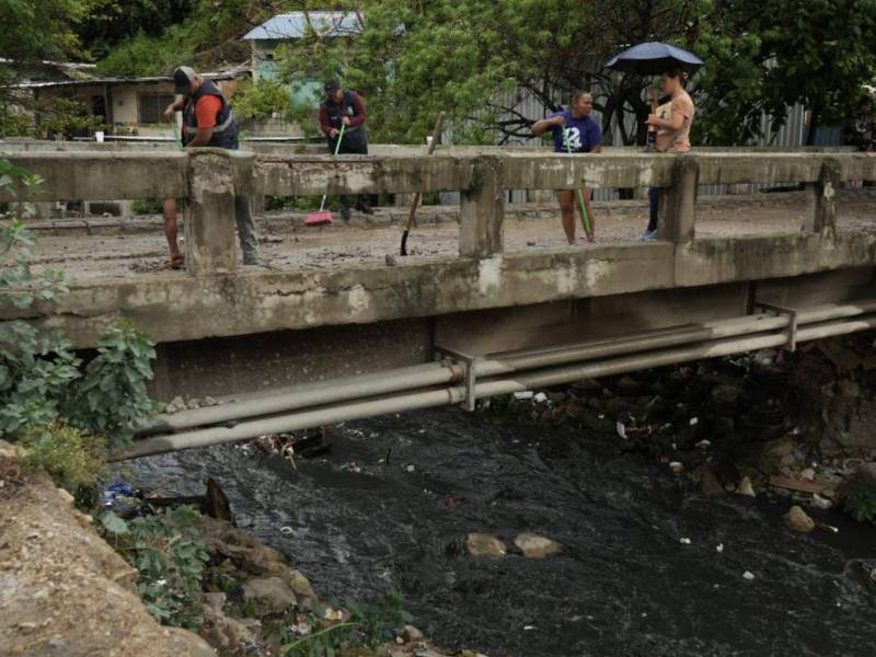 Entre las labores programadas también figura la pintura general de la estructura, con el objetivo de mejorar las condiciones de uso y prolongar la vida útil del puente.