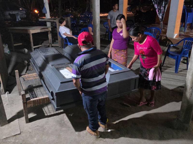 Pocas personas han llegado al velorio de los hermanos Suchite.