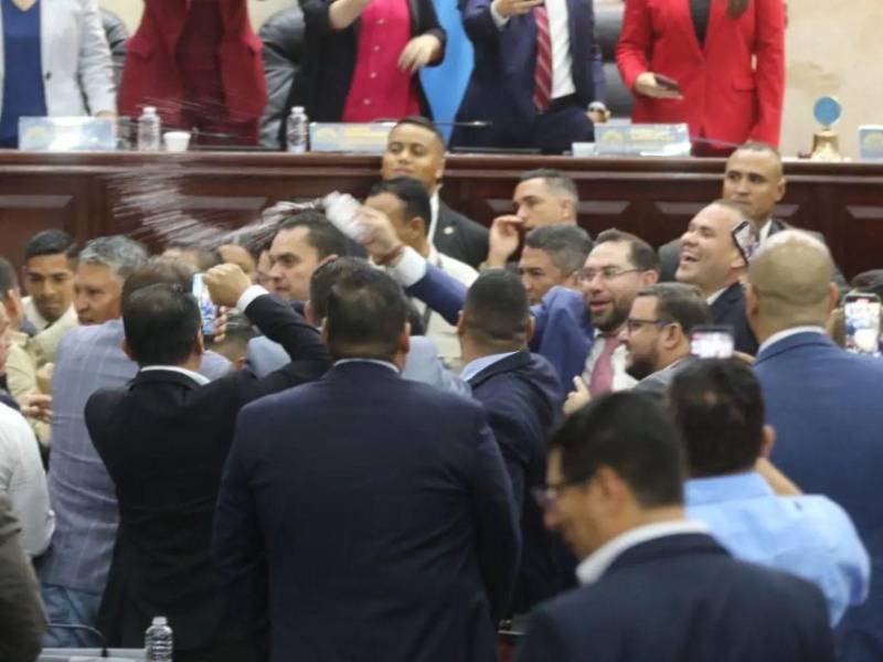 En el congreso que dirigió Luis Redondo estuvo impregnado de ambiente anárquico y de constante irrespeto a los diputados y a la Constitución de la República.