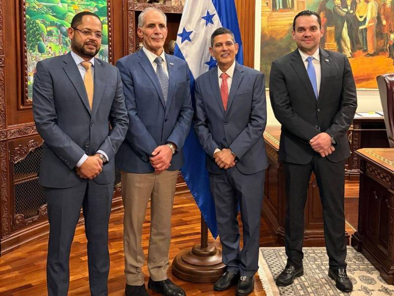 El presidente Nasry Asfura junto a los presidentes de los otros poderes del Estado y varios funcionarios se reunieron la noche del 18 de septiembre.