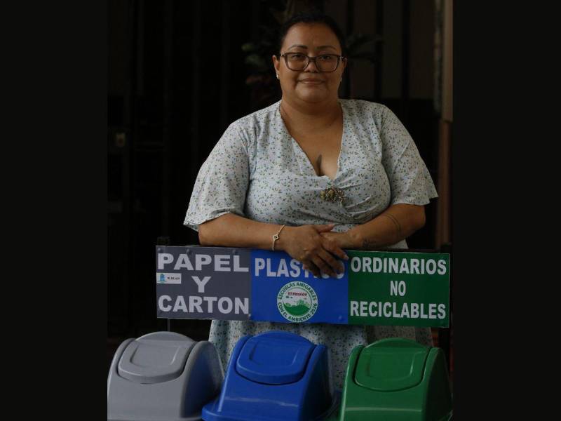 Helen Verde, directora del CEB Lempira, agradeció la donación de contenedores, como parte del proyecto Escuelas Amigables con el Ambiente parte EL HERALDO.