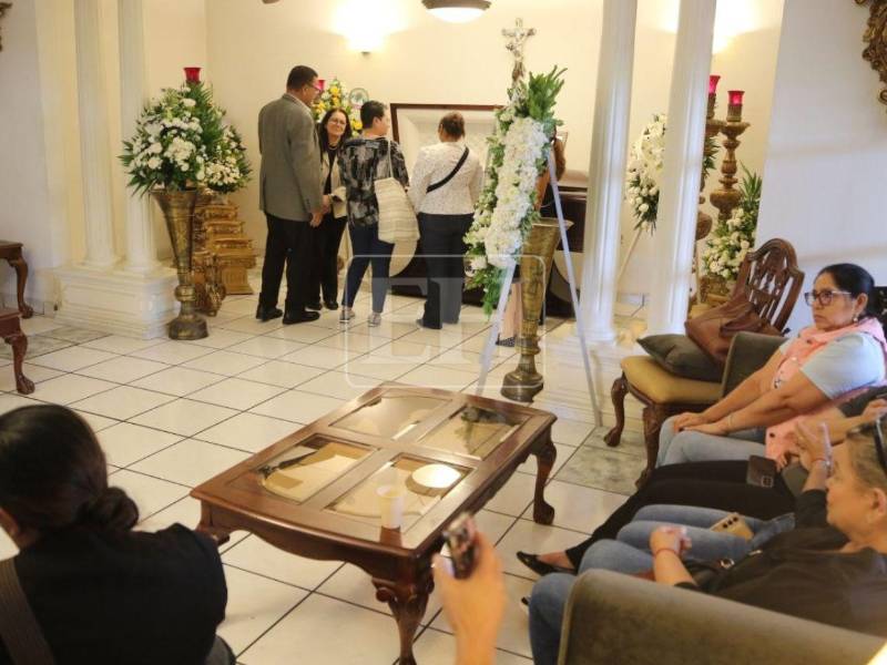Periodistas de diferentes medios de comunicación, amigos, funcionarios y diputados se reunieron en la funeraria La Auxiliadora con un único propósito: despedir a un grande del periodismo hondureño, Arístides Aceituno.