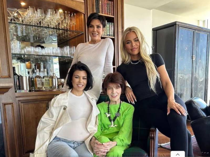 Kris, con su madre Mary Jo Shannon y dos de sus hijas: Kourtney y Khloé, que aparecen en el show televisivo.