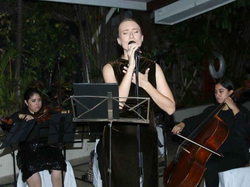 Los himnos nacionales estuvieron a cargo de la cantante Marija Clara, cuya interpretación fue elogiada por la embajadora Vogl en su discurso por la belleza y elegancia con que fue entonado.