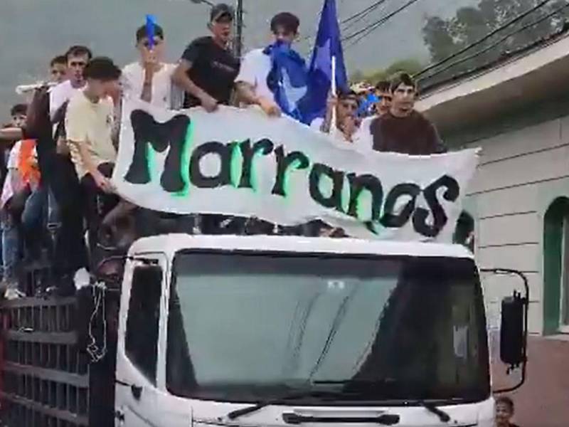 Imágenes que circularon en redes sociales revelaron los momentos previos al trágico volcamiento del camión que dejó varias víctimas mortales y heridas el domingo 23 de noviembre en San José de Colinas, Santa Bárbara.