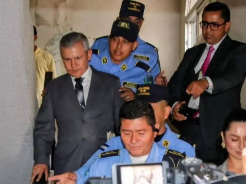 El exjefe del Estado Mayor Conjunto de las Fuerzas Armadas, Roosevelt Hernández, enfrenta un proceso judicial por presuntos delitos contra cuatro periodistas.