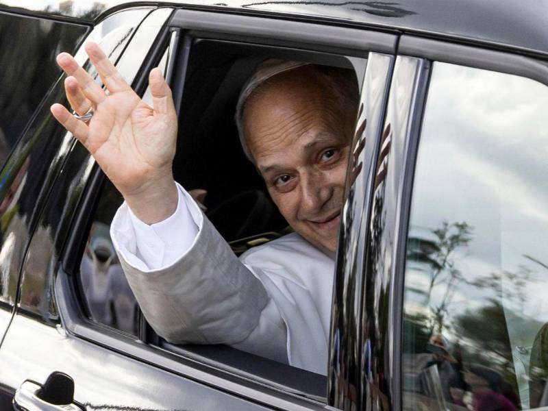 Tras superar la etapa más delicada de su operación por un adenocarcinoma pulmonar, el papa permanecerá en el Palacio Apostólico y retomará sus compromisos de forma gradual.