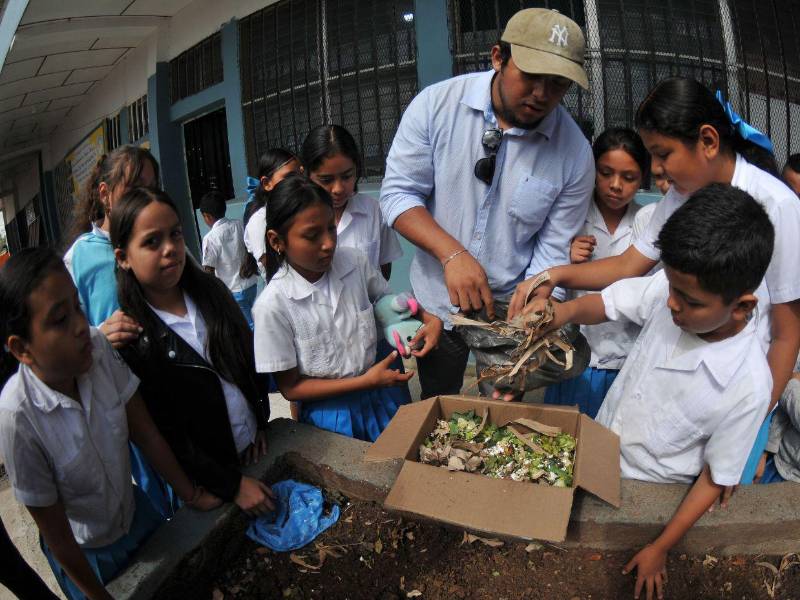 ¡Pequeños campeones por el planeta! Estudiantes comprometidos de la Semana 2 del proyecto Escuelas Amigables con el Ambiente exhiben con orgullo su recolección de residuos orgánicos para elaborar su propio compostaje escolar.