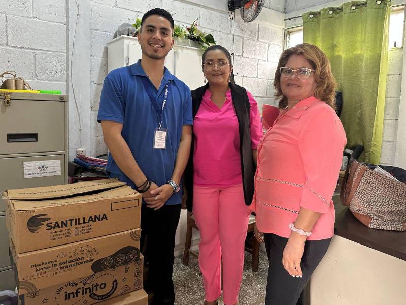 Docentes en el CEB Ramón Calix Figueroa expresaron su agradecimiento por el apoyo brindado.