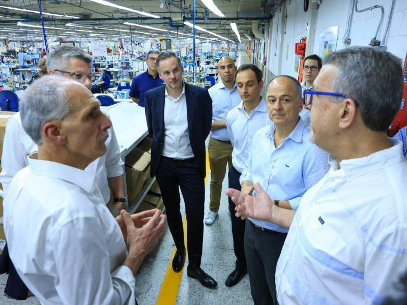 El presidente de la República, Nasry Asfura Zablah, realizó un recorrido por la Zona Industrial de Procesamiento (ZIP), El Porvenir, donde se elaboran productos manufacturados.