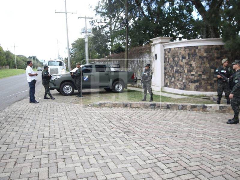 Miembros de la Guardia de Honor Presidencial resguardan la entrada a la residencia del presidente electo Nasry Juan Asfura Zablah.