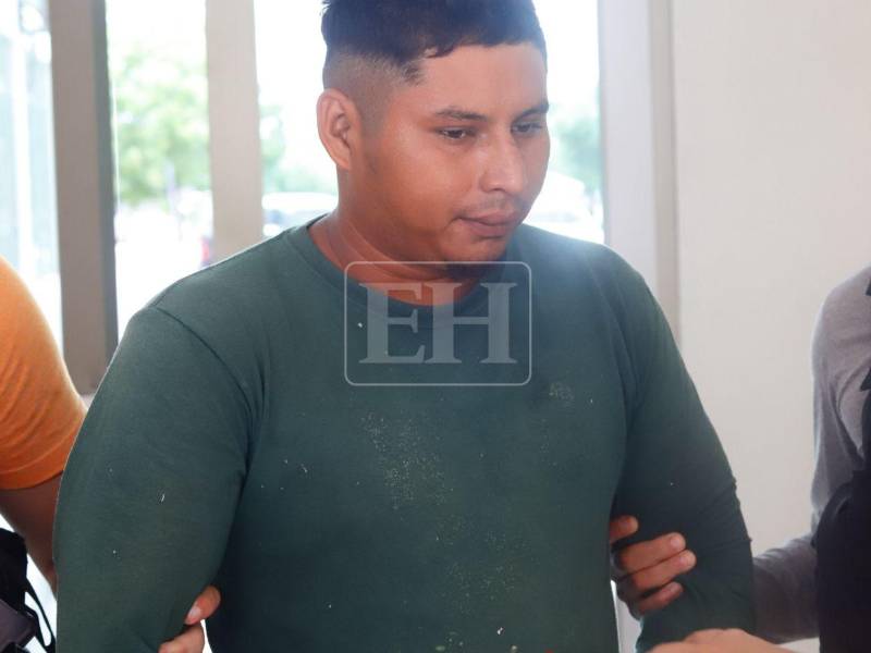 Custodiado por agentes policiales y a pocos minutos de ingresar a la audiencia de declaración de imputados, Denis Joel Romero Morales, uno de los siete capturados en el marco de las investigaciones por la masacre de 20 personas en Rigores, Colón, rompió el silencio y aseguró no tener relación con el crimen.
