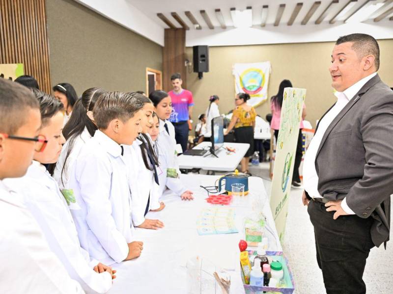 Alumnos de más de 20 centros educativos participaron en la feria y presentaron proyectos innovadores.