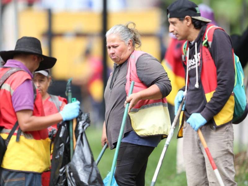La Unidad de barrido de la Alcaldía del Distrito Central mantuvieron el ambiente despejado para los deportistas.