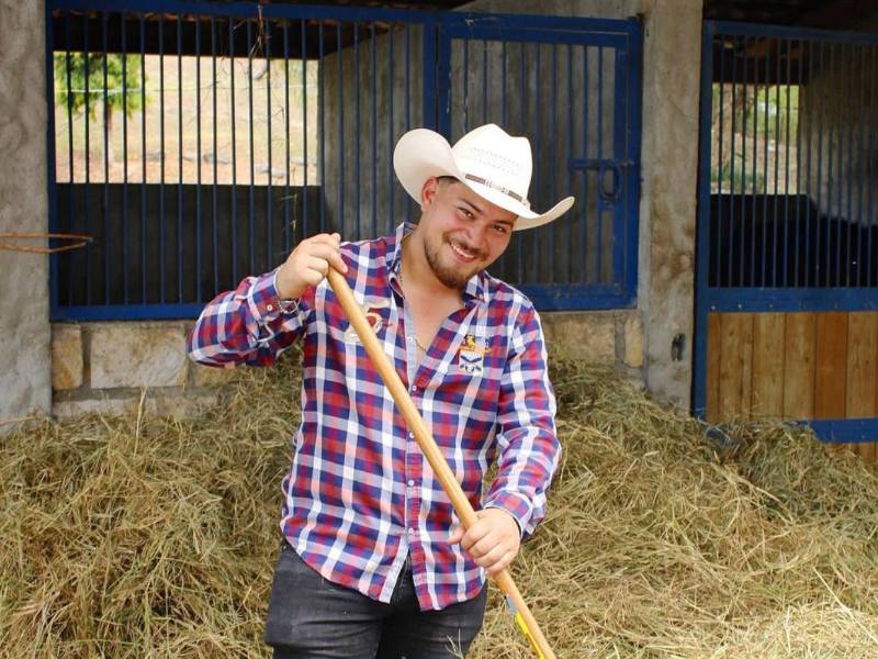A cadena de oración en el país convocan los familiares del reconocido tiktoker Hernán Martínez, quien sufrió un aparatoso accidente vial en el anillo periférico de Tegucigalpa, dejándolo grave. ¿Qué se sabe de su actual estado de salud? A continuación los detalles.