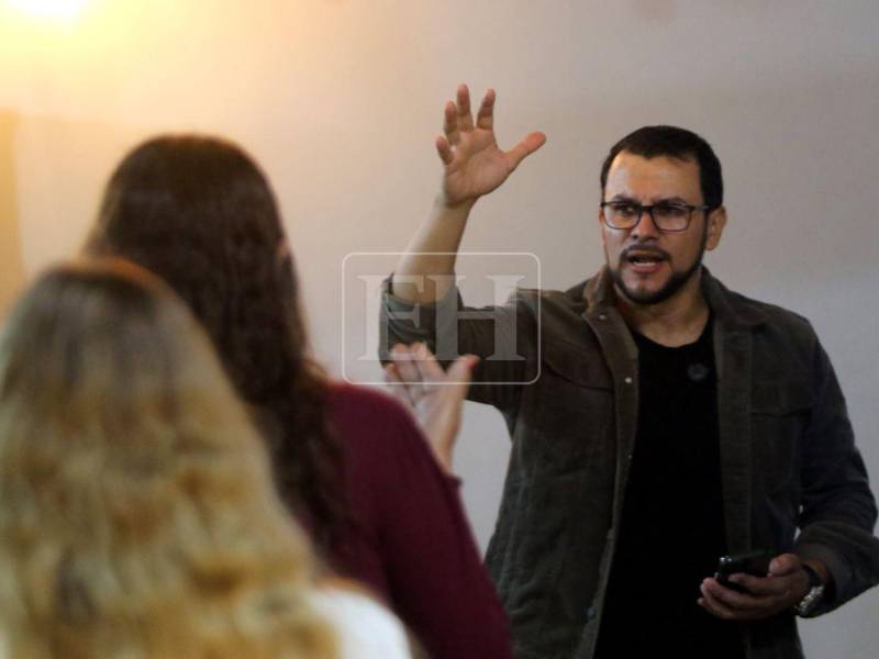 Rubén Matamoros durante una prédica en su iglesia en Comayagua.