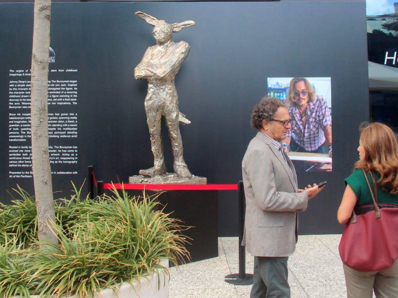 La escultura de Depp, de dos metros de altura, realizada en bronce blanco y titulada 'The Bunnyman' (el hombre-conejo), se expone al aire libre.