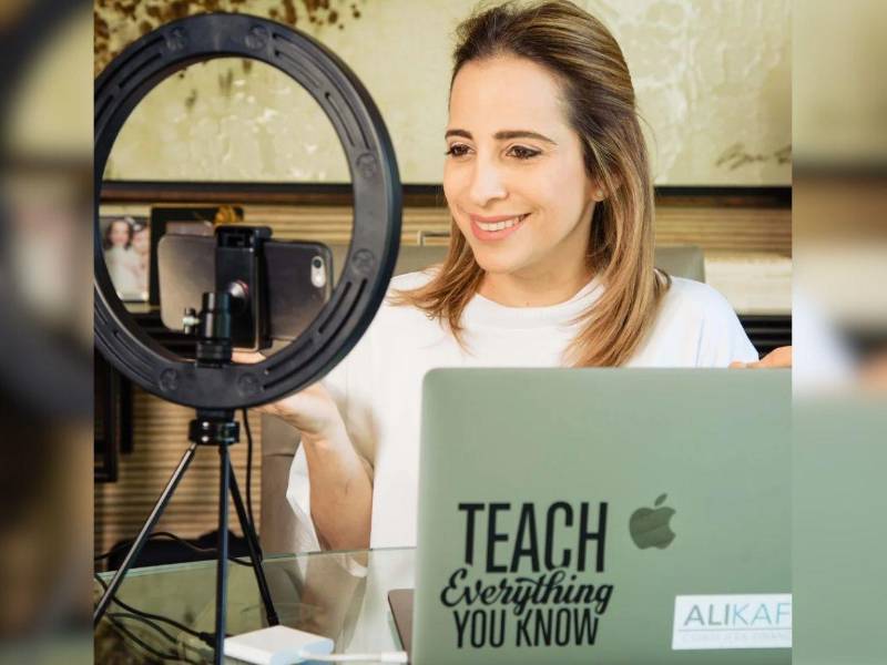 Ha impartido seminarios, talleres y conferencias para empresas y organizaciones. Su participación como expositora en eventos de Robert Kiyosaki, autor de Padre rico, padre pobre (1997), la posicionó en el radar latinoamericano.