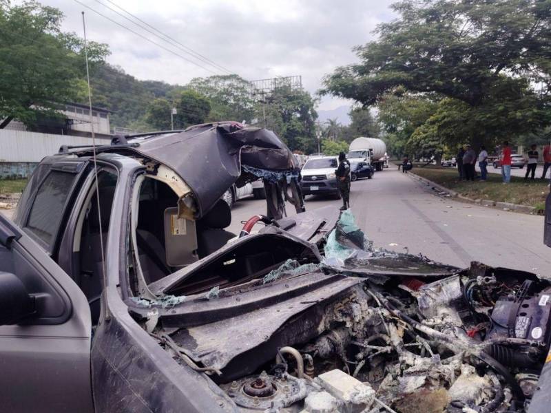 Por el fuerte impacto, el vehículo quedó totalmente destruido.