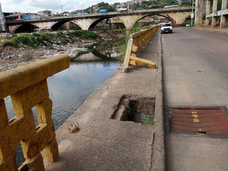 Los puentes Carías y Soberanía, los que se ubican en Comayagüela, registran severos daños en la infraestructura.