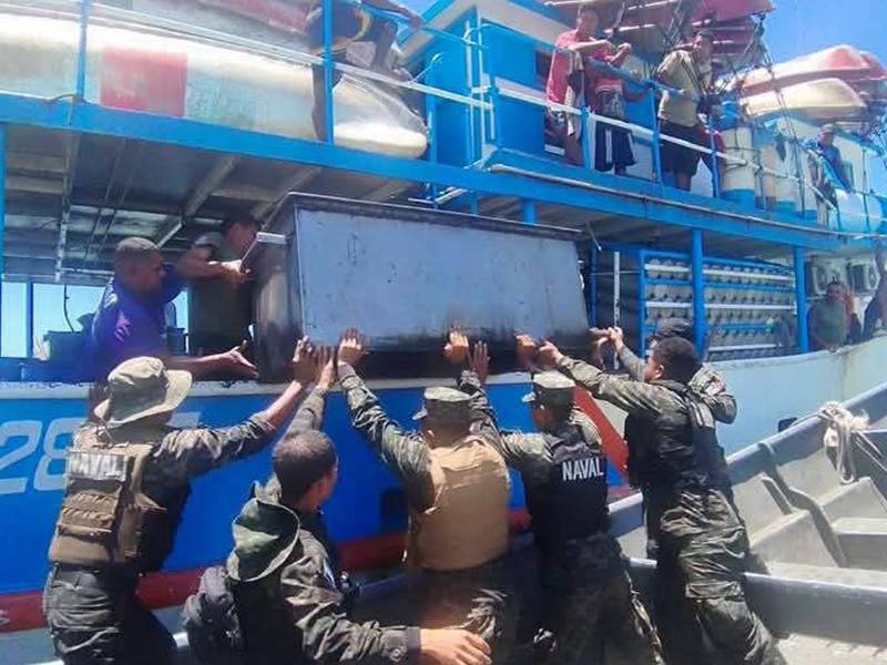 La embarcación sufrió una inundación en su cuarto de máquinas, pero la rápida intervención de unidades navales permitió salvaguardar a toda la tripulación.