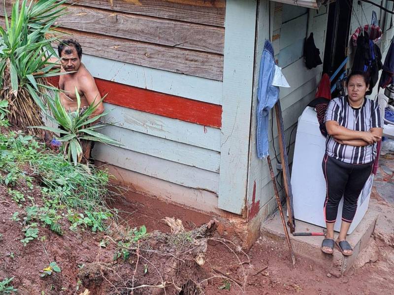 Las últimas lluvias provocaron daños en viviendas de la capital, entre ellas una en la colonia El Hatillo, donde un árbol cayó sobre la estructura, y otra en Mirador de Oriente.