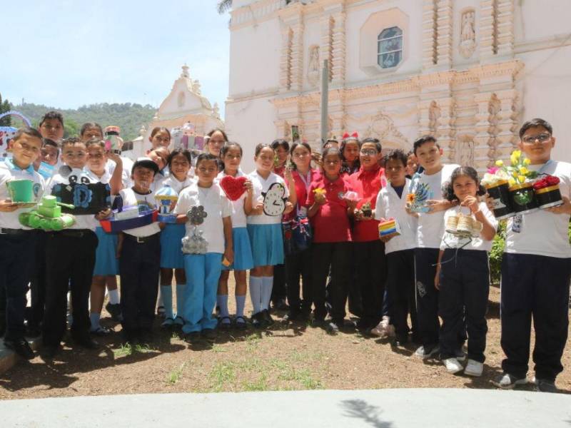 Al frente de la Catedral de San Miguel Arcángel los estudiantes ofrecieron sus productos reciclables.