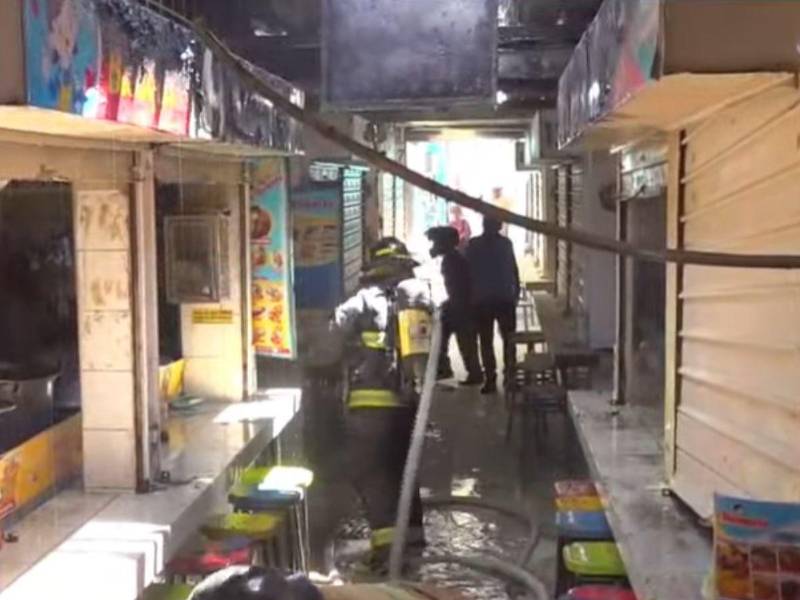 Varios vendedores fueron desalojados de sus puestos mientras los bomberos realizaban labores para controlar el fuego.