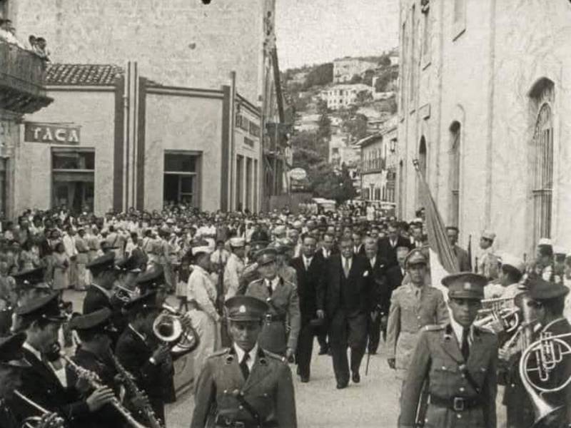 Tiburcio Carías Andino tras ser juramentado y caminar del Congreso a Casa Presidencial.