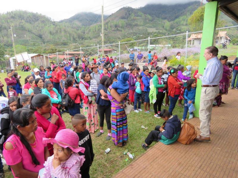 Su cercanía con los más humildes y desposeídos le ha caracterizado en sus años de servicio. Sin ver colores políticos y con la bandera de Comayagua de frente, llega a todos los ciudadanos sin distingo de partidos.
