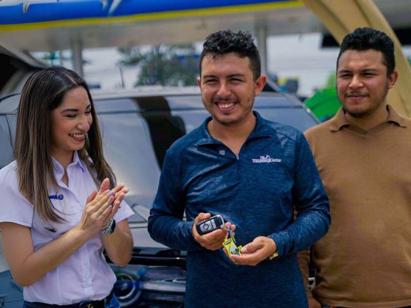Gasolineras UNO entregó la primera Ford Bronco al ganador de su promo “Regresó el Veruno”