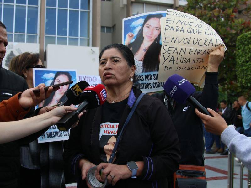 Doña Norma Rodríguez, otros familiares y amigos de la familia, llegaron a la Corte Suprema de Justicia (CSJ), para pedir justicia por muerte de Keyla Martínez.