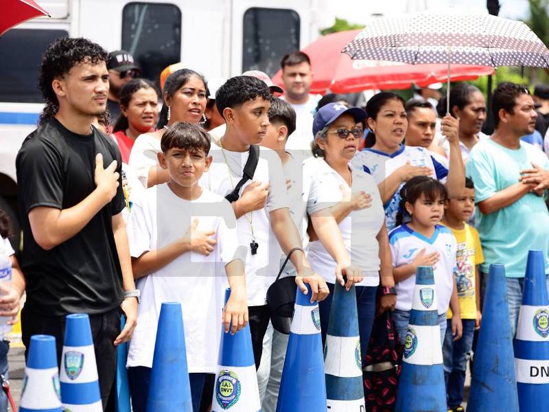 Un momento emotivo ocurrió en las calles sampedranas al escucharse las sagradas notas del Himno Nacional, desde los más grandes hasta los más chicos saludaron a la patria con su mano derecha sobre el corazón.