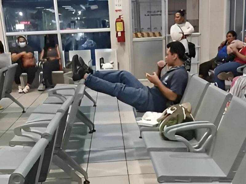 Las autoridades aseguran que el paciente obstaculizaba el paso a los demás derechohabientes.