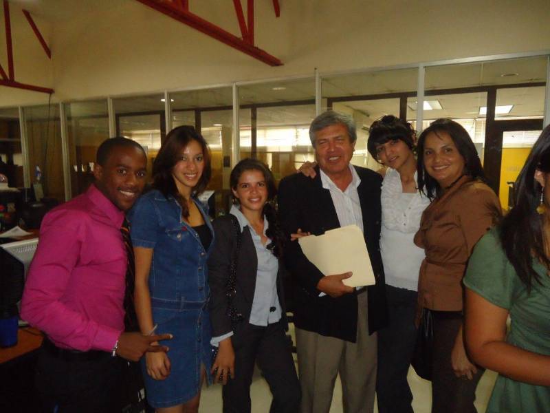 En su carrera docente, involucraba a sus estudiantes a hacer visitas a los medios de comunicación, para que fueran conociendo sus futuros campos de trabajo.