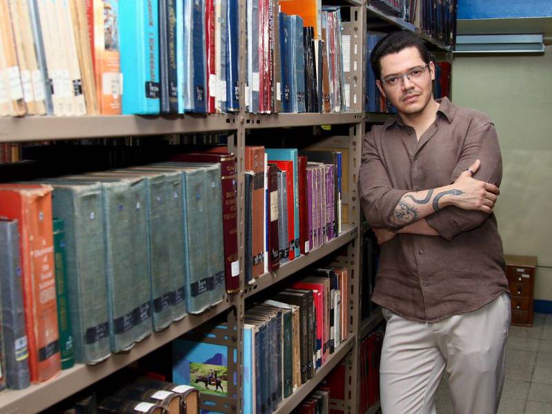 Javier Kevorkian asegura que el triunfo poético no le sucede al autor, sino a los libros.