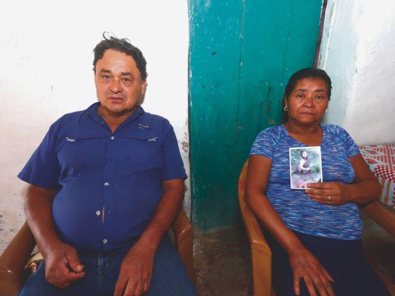 Los padres de Mirna Suyapa Regalado, quien aparece en una foto que guarda su mamá, piden al gobierno la repatriación del cuerpo.