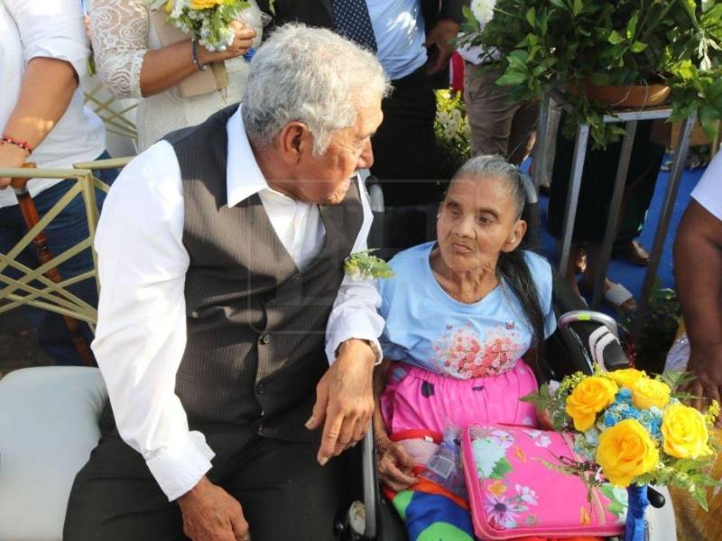 La histórica Plaza Los Dolores, en el corazón del centro de la capital, se convirtió en un escenario lleno de emociones, sonrisas y promesas de amor.
